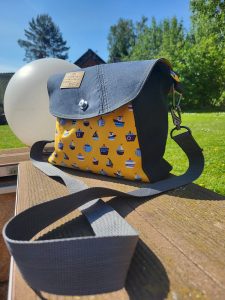 Selbstgenähte Handtasche aus einer alten Jeans und Stoff.