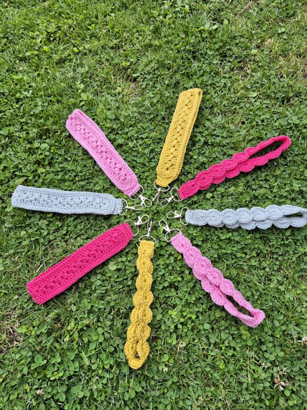 gehäkelter Schlüsselanhänger mit Karabiner in leuchtenden Farben – handmade Schlüsselband