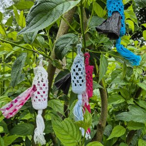gehäkelter Kotbeutelspender im Boho-Stil – buntes Täschchen mit Hundebeuteln handgemacht