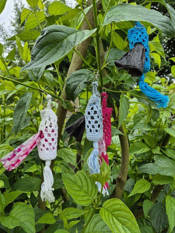 gehäkelter Kotbeutelspender im Boho-Stil – buntes Täschchen mit Hundebeuteln handgemacht