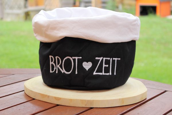 Aufgestellter Brotbeutel „Brot Zeit“ als Brotkorb – schwarz-weiß