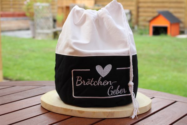 Brotbeutel mit Kordel in Schwarz-Weiß – bestickt mit „Brötchen-Geber“