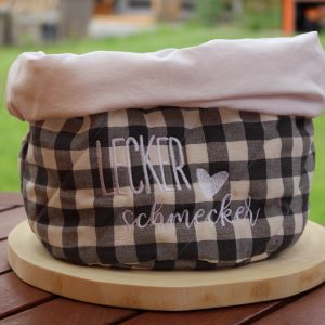 : „Lecker Schmecker“-Brotbeutel geöffnet als Korb – kariert