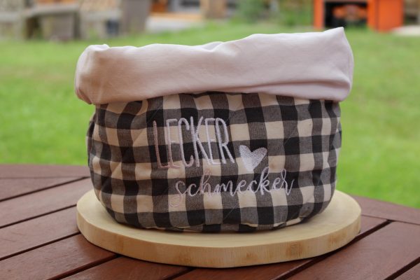 : „Lecker Schmecker“-Brotbeutel geöffnet als Korb – kariert