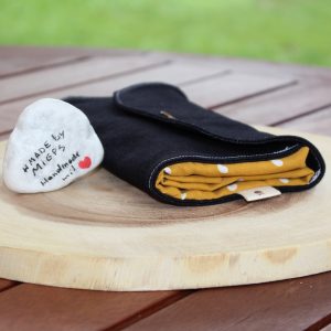 Gefalteter Beutel in Jeansbanderole mit Druckknopf