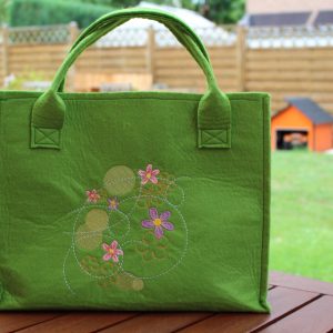Filz-Shopper in leuchtendem Hellgrün mit Mandala-Blumenmotiv in Rosa und Lila – Vorderseite