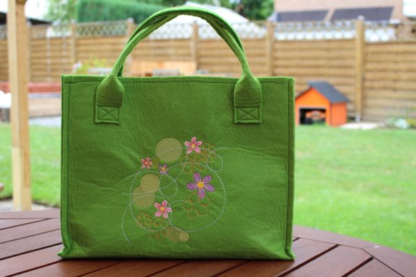 Filz-Shopper in leuchtendem Hellgrün mit Mandala-Blumenmotiv in Rosa und Lila – Vorderseite