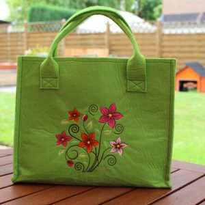 Hellgrüner Filz-Shopper mit buntem Blumenstrauß-Motiv – Pink, Orange, Rosa