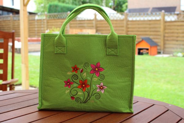 Hellgrüner Filz-Shopper mit buntem Blumenstrauß-Motiv – Pink, Orange, Rosa