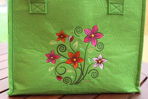 Nahaufnahme vom Blumenmotiv auf hellgrünem Shopper – kräftige Farben