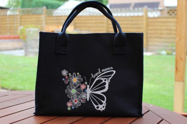 Dunkelblauer Filz-Shopper mit Motiv halb Schmetterling, halb Blumen