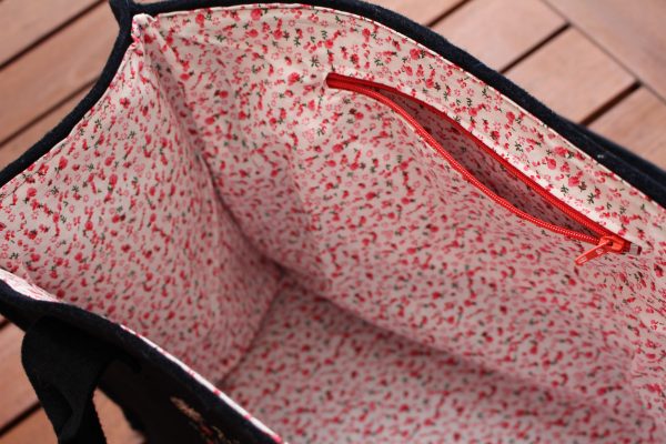 Innenfach des dunkelblauen Filzshoppers mit Zipper