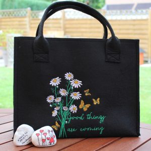 Schwarzer Filz-Shopper mit weiß-grünem Margaritenmotiv – Vorderseite