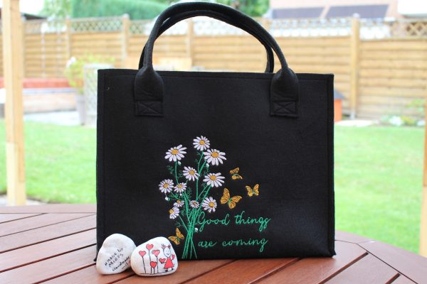 Schwarzer Filz-Shopper mit weiß-grünem Margaritenmotiv – Vorderseite
