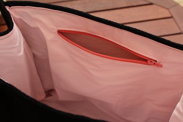 Innenfach mit Reißverschluss – schwarzer Filz-Shopper