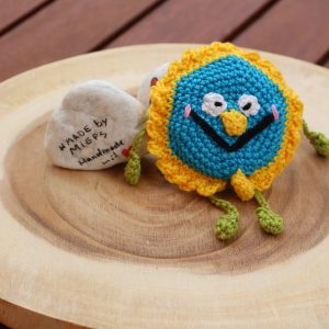 Gehäkelte Maßbandblume in Blau und Gelb – Draufsicht