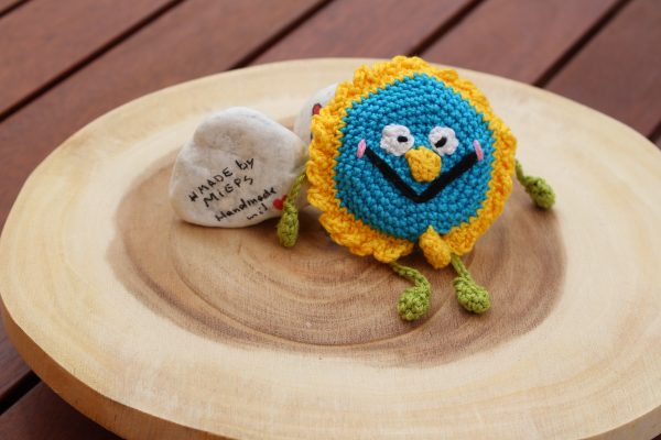 Gehäkelte Maßbandblume in Blau und Gelb – Draufsicht