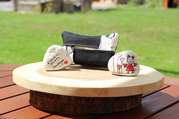 Schwarze Taschentüchertasche mit Katzenmotiv – Draufsicht