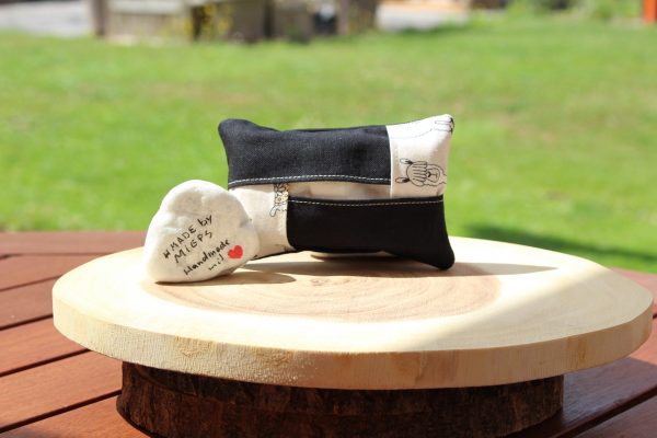 Schwarze Taschentüchertasche mit Lama-Motiv – Draufsicht