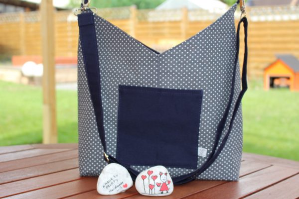 Wendetasche mit Cocktail-Motiv außen und hellgrauem Innenstoff mit weißen Punkten, handmade Tasche mit verstellbarem Gurt.
