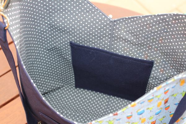 Wendetasche Cocktail-Design mit hellgrauem Innenstoff – handgemacht & praktisch – Bild 3