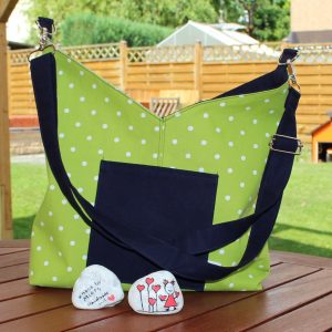 Handgemachte Wendetasche mit Cocktail-Gläsern außen und hellgrünem Innenstoff mit weißen Punkten, ideal für Alltag und Strand.