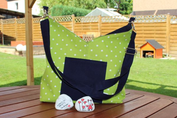 Handgemachte Wendetasche mit Cocktail-Gläsern außen und hellgrünem Innenstoff mit weißen Punkten, ideal für Alltag und Strand.