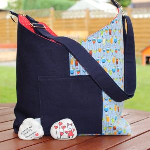 Wendetasche aus Stoff mit Cocktail-Motiv in Dunkelblau – handgemacht und geräumig