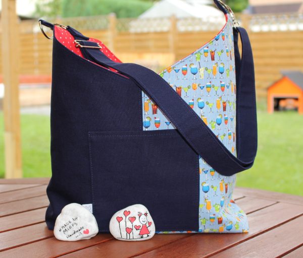 Wendetasche aus Stoff mit Cocktail-Motiv in Dunkelblau – handgemacht und geräumig
