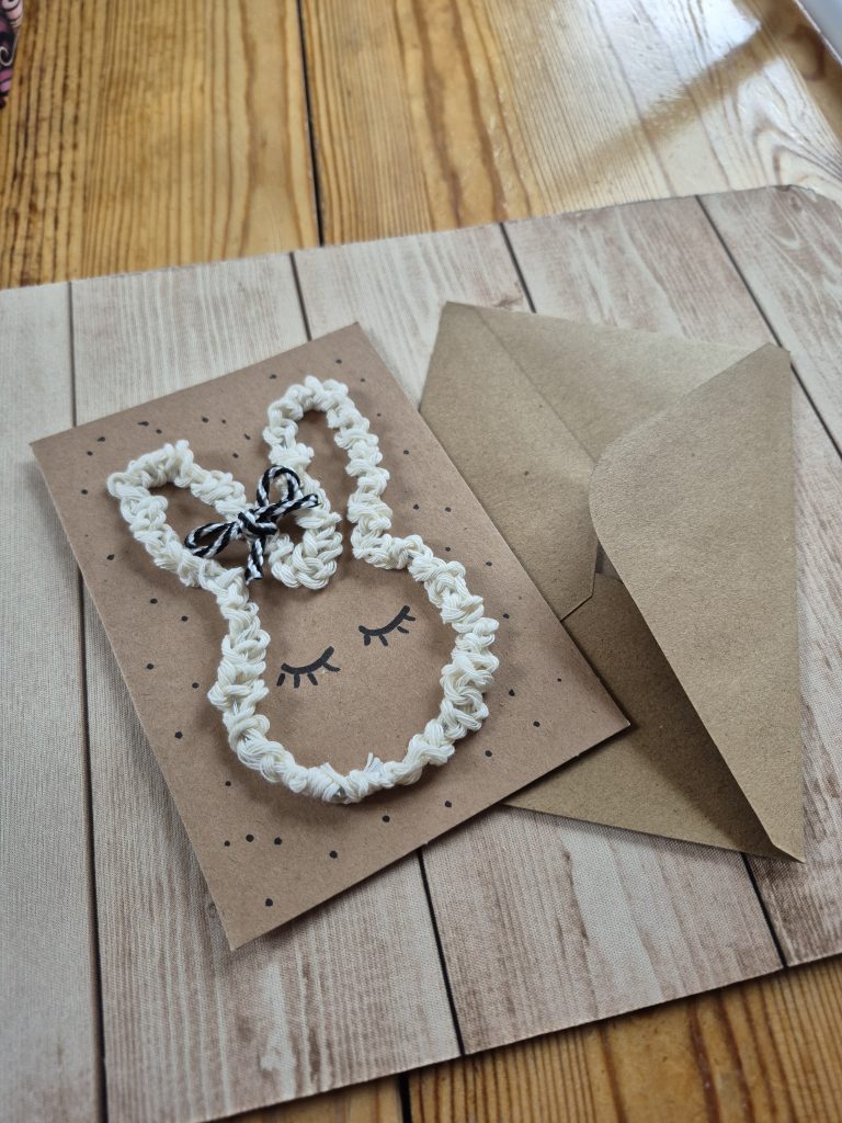 Grußkarte mit Luftmaschenhase – DIY Häkelidee mit Luftmaschen