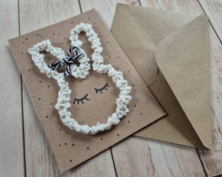 Grußkarte mit Luftmaschenhase – DIY Häkelidee mit Luftmaschen