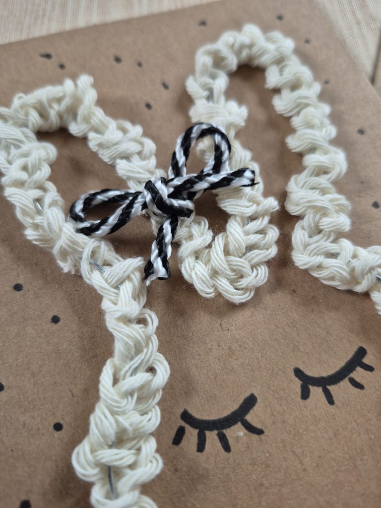 Grußkarte mit DIY Luftmaschenhase – mit Schleife