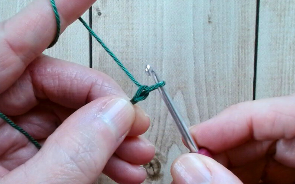 Fertig gehäkelte Luftmasche – erste Masche beim Häkeln lernen