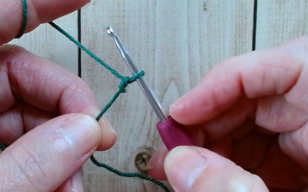 Anfangsschlaufe auf der Häkelnadel – Anfangsknoten häkeln für Luftmaschen
