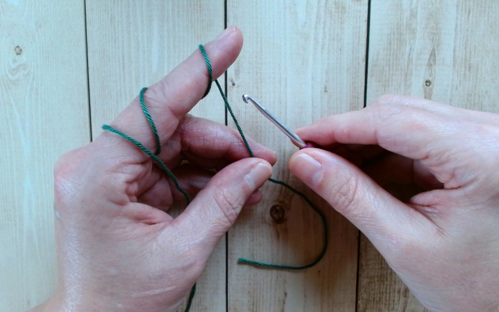 Richtige Handhaltung beim Luftmaschen häkeln mit Häkelnadel und Arbeitsfaden