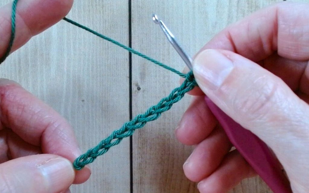 Luftmaschenkette beim Häkeln lernen – gleichmäßige Luftmaschen als Basis für Häkelprojekte