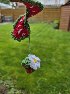 Windspinner mit mini Häkel-Erdbeere